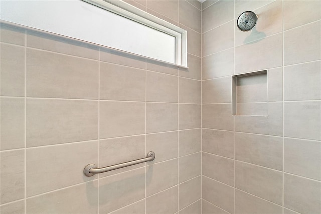 bathroom featuring tiled shower