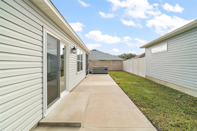 view of yard featuring a patio