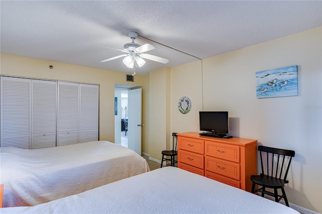 bedroom with ceiling fan, a textured ceiling, and a closet