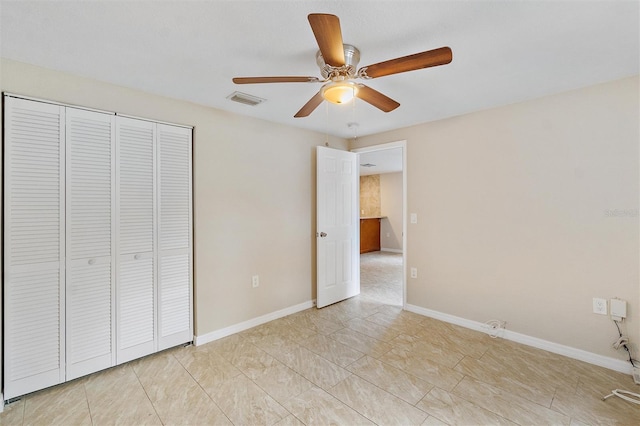 unfurnished bedroom featuring ceiling fan and a closet