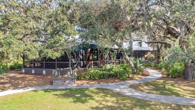 view of front facade featuring a front yard