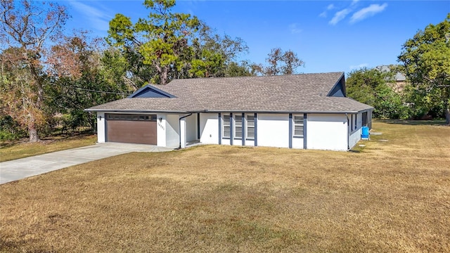 view of front of house featuring a front lawn and a garage