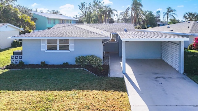 view of front of property featuring a front lawn