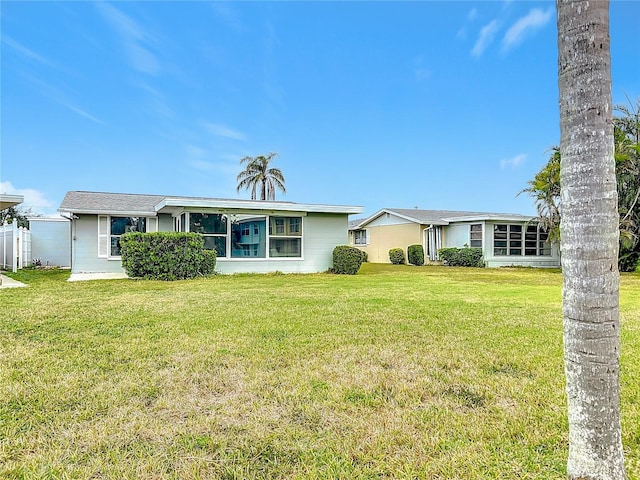 view of front facade with a front lawn