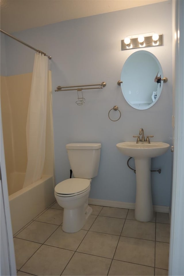 full bathroom featuring tile patterned flooring, toilet, shower / bathtub combination with curtain, and baseboards