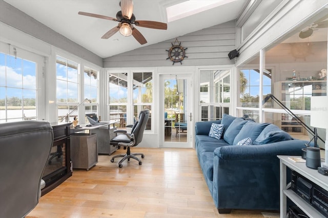 sunroom with vaulted ceiling and ceiling fan