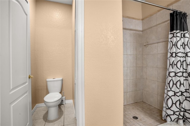 bathroom featuring tile patterned floors, a shower with curtain, and toilet