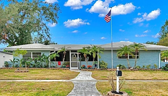 ranch-style house featuring a front yard