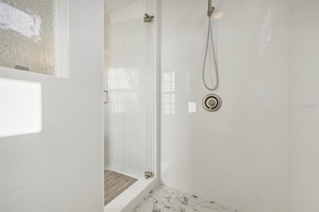 bathroom featuring a tile shower