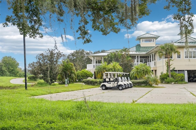 view of property's community featuring a yard