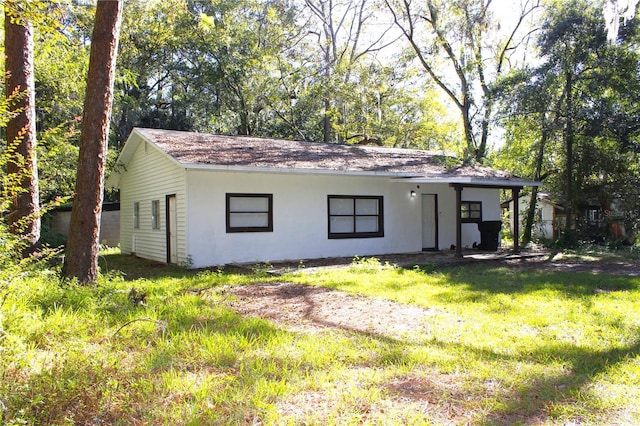 view of front of home with a front lawn