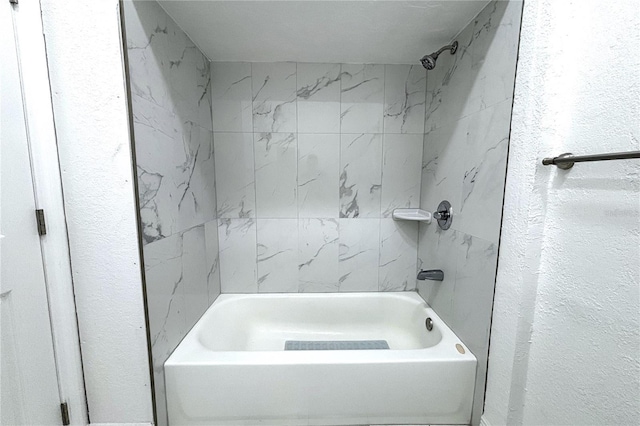 bathroom with tiled shower / bath