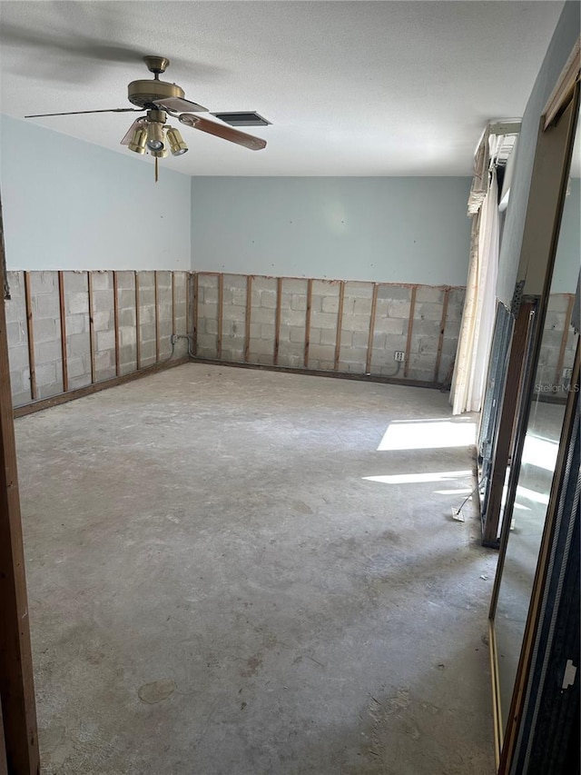 empty room featuring ceiling fan