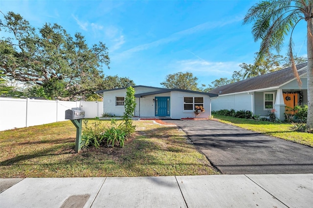 single story home featuring a front yard