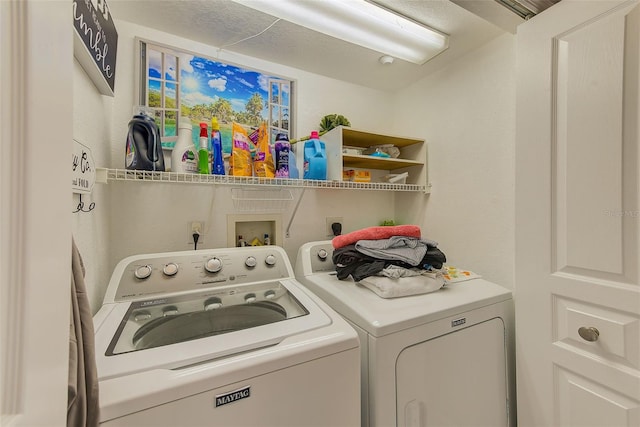 laundry area featuring a textured ceiling and independent washer and dryer