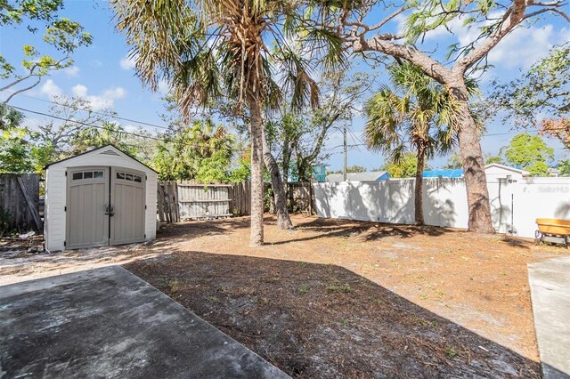 view of yard featuring a shed