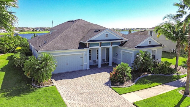 view of front of house featuring a front lawn and a garage