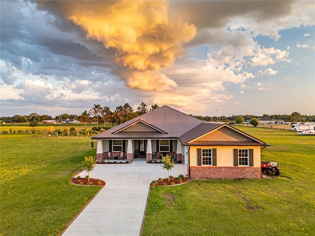 view of front of house featuring a yard