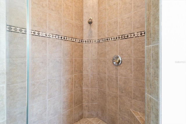 bathroom featuring a tile shower