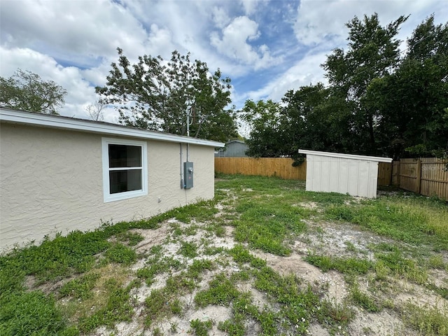 view of yard with a shed