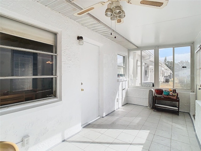 sunroom with ceiling fan