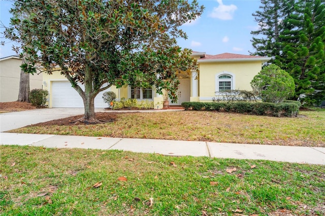 view of front of home featuring a front yard and a garage