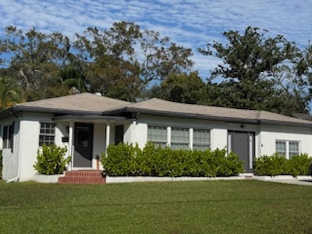 view of front of house with a front lawn