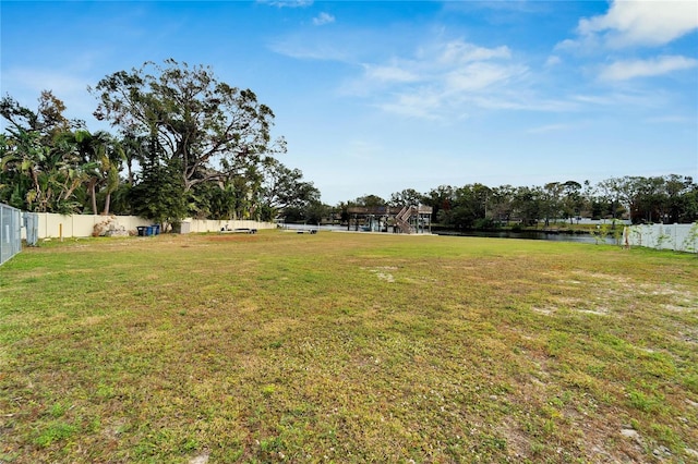 view of yard featuring a water view