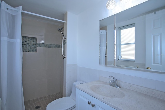 bathroom with a shower with shower curtain, vanity, and toilet