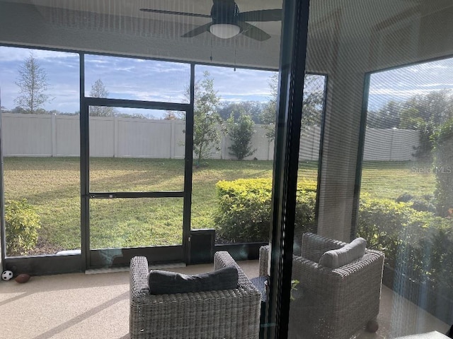 sunroom with ceiling fan