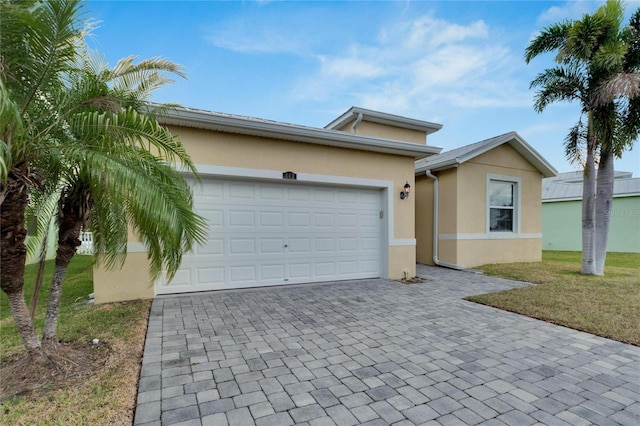 view of front facade featuring a front lawn and a garage