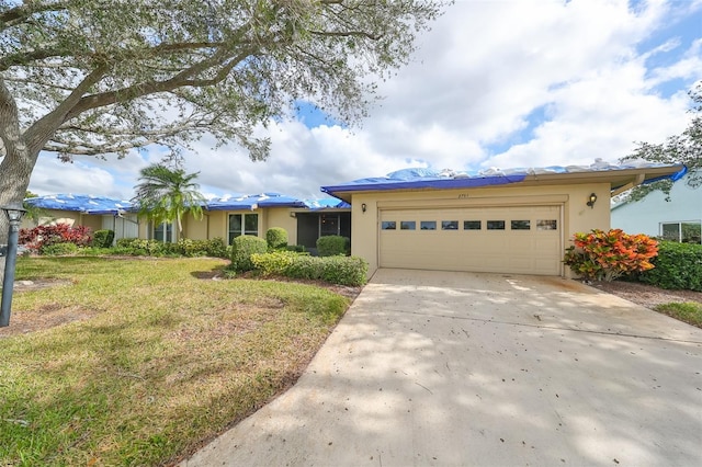 view of front of property featuring a front yard and a garage