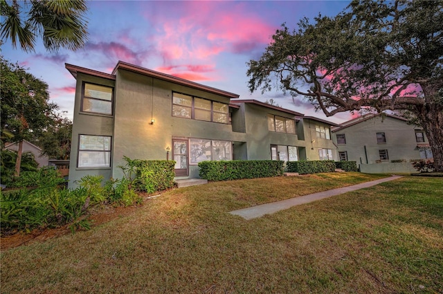 view of front of property featuring a yard