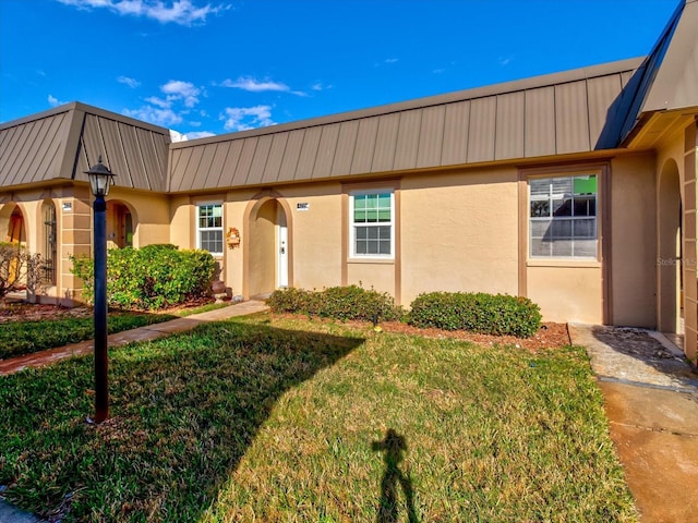 view of front of home with a front lawn