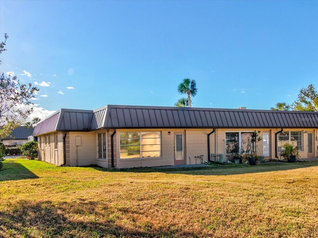 single story home with a front lawn