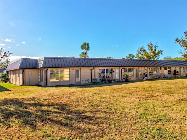 ranch-style house featuring a front yard