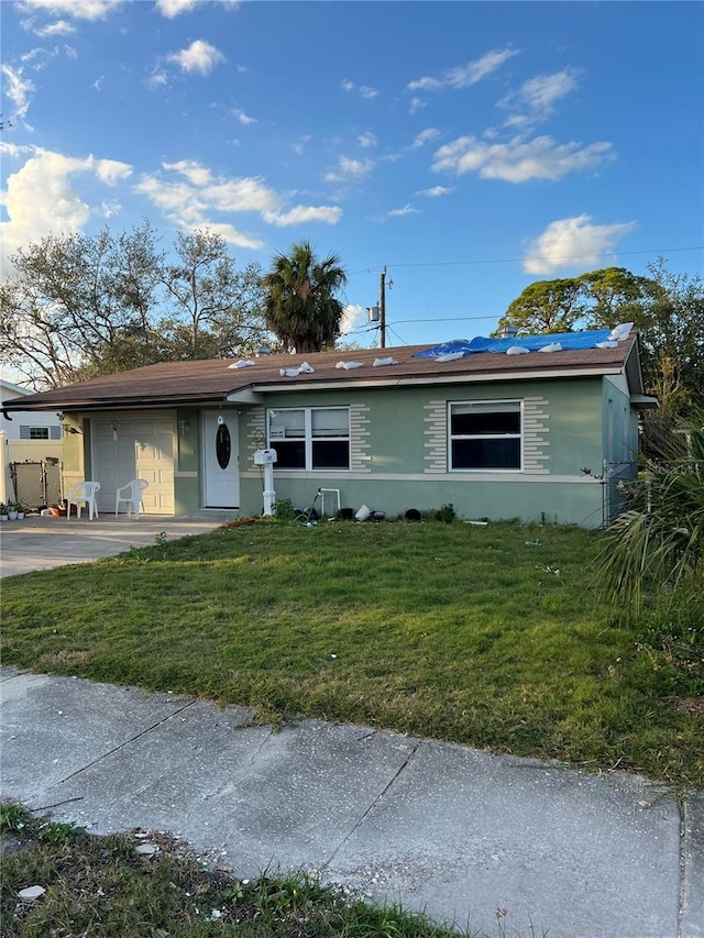 single story home featuring a front lawn