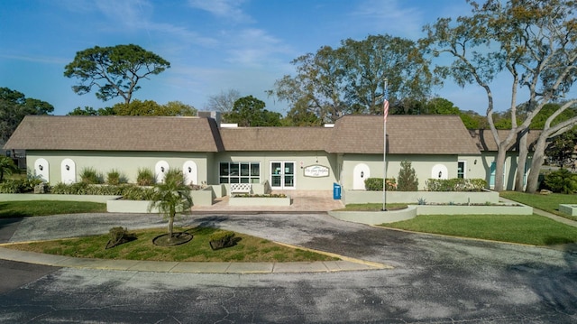 single story home featuring a front yard