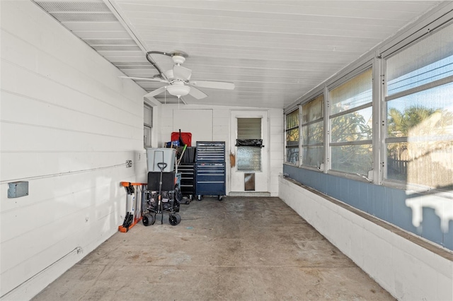 sunroom with ceiling fan