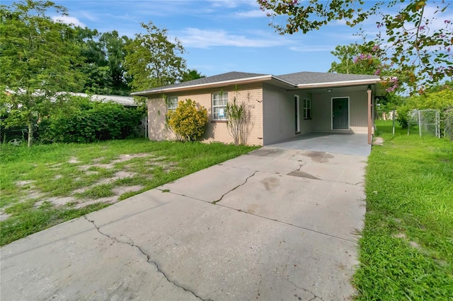 view of front of home with a carport and a front yard