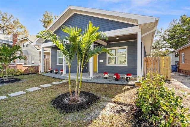 view of front of home featuring a front yard