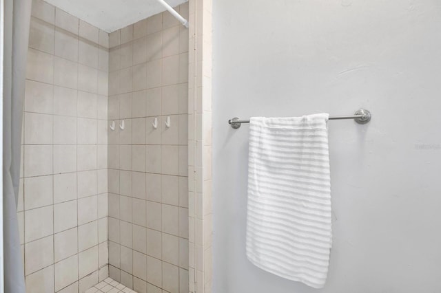 bathroom featuring tiled shower