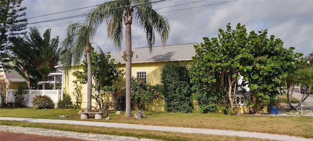 view of front facade featuring a front yard