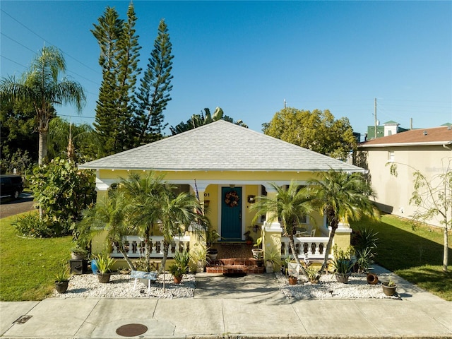 view of front facade with a front lawn