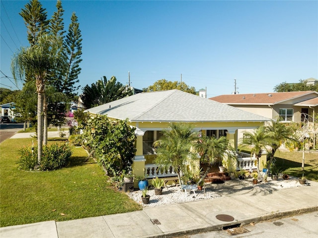 view of front facade featuring a front lawn