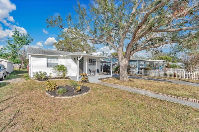 view of front of property featuring a front yard and a porch