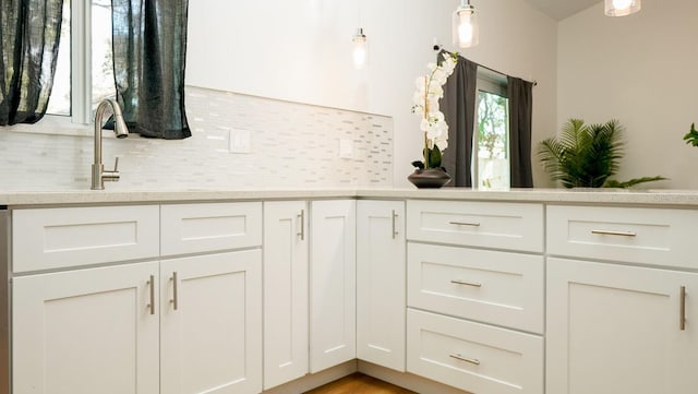 bathroom with decorative backsplash