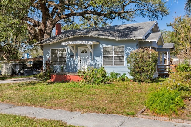 view of front of home featuring a front lawn