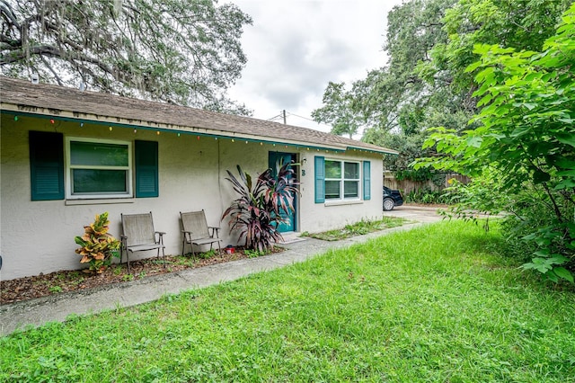 view of front of house featuring a front lawn