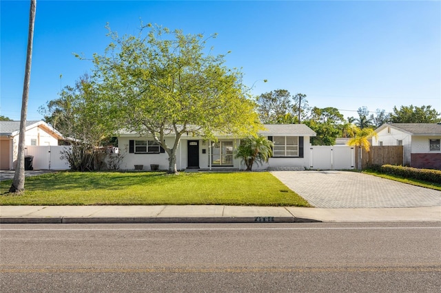 view of front of property featuring a front lawn